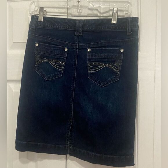 Style & co. Dark wash denim skirt embellishments on the buttons size 6 see pics​ - Picture 2 of 10